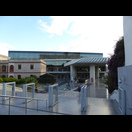 In den Fenstern des Akropolismuseums spiegelt sich die Akropolis